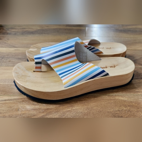 Free People sandals, flip flops - Picture 2 of 4